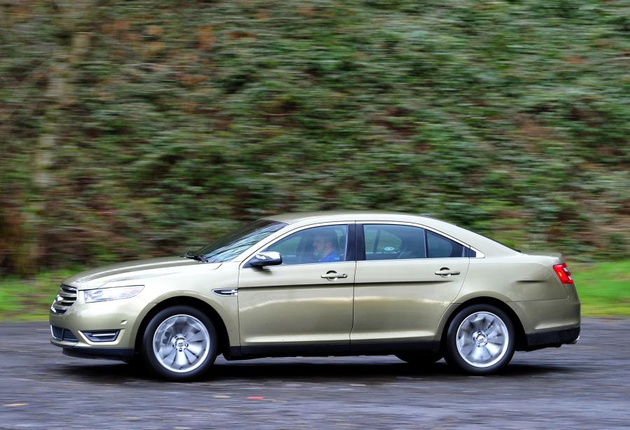  Ford Taurus 2012 года  (фото 32 из 39)